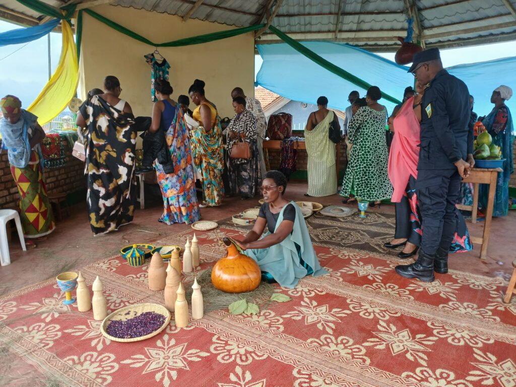 Authorities of Southern Province visiting stands of partners cooperatives in the exhibition. 