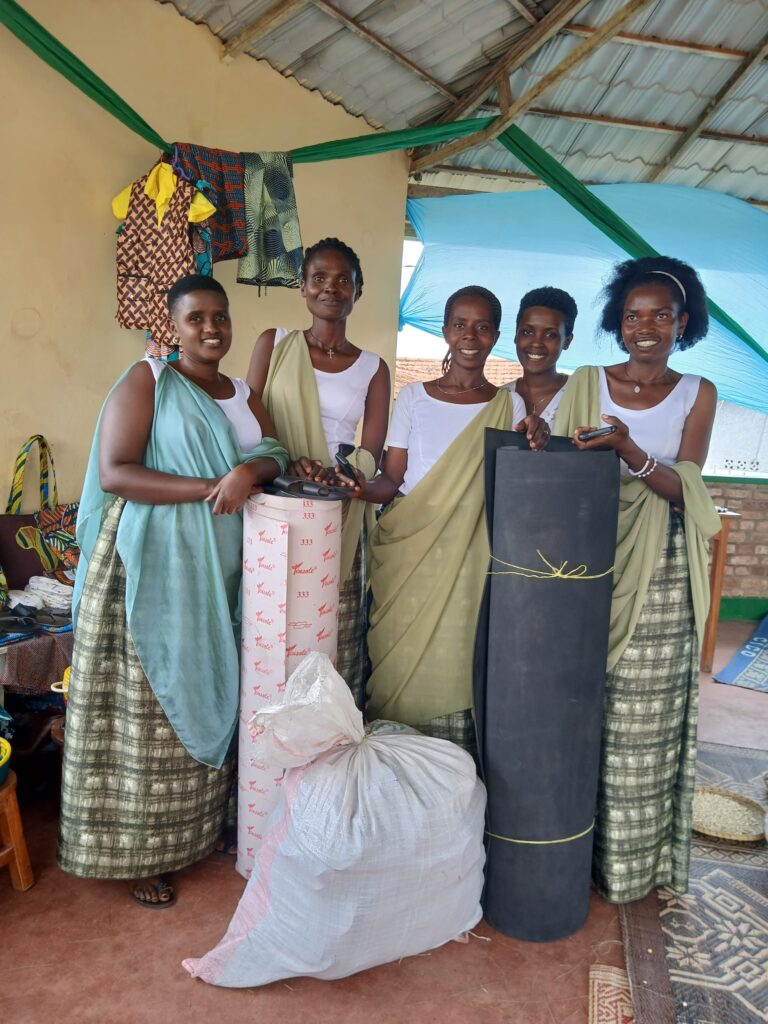 Mrs Liliane of UGAMA and members of Cooperative "Ituze-Kigese"