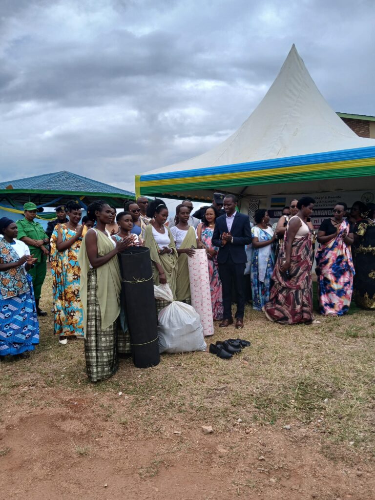 Mr Furaha of UGAMA presenting the gift to the  members of Cooperative "Ituze-Kigese" in presence of the Governor of Southern Province